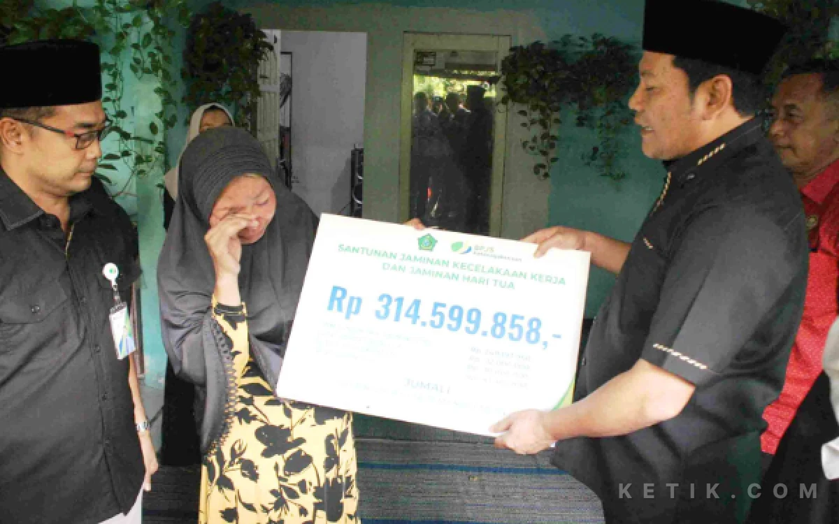 Thumbnail Berita - Sambil Menangis, Istri Korban Kecelakaan di Lingkar Timur Terima Santunan Rp314,5 Juta