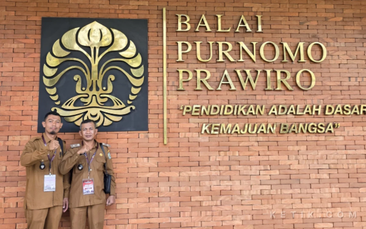 Foto Kepala Desa Linggi Salmulyadi dan Kepala Desa Bunga Herianto mengikuti Program Kepala Desa Masuk Kampus Angkatan I di Universitas Indonesia sebagai wakil Kabupaten Simeulue.