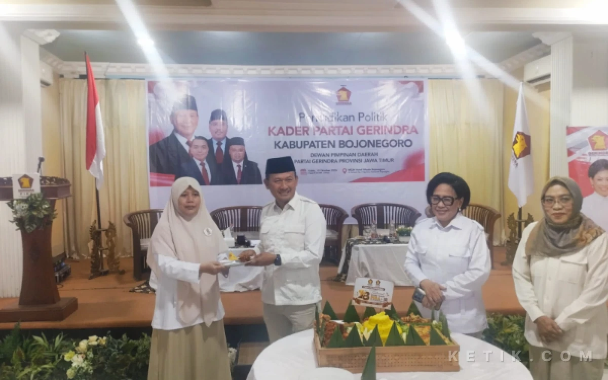 Foto Wakil Ketua DPD Partai Gerindra Jatim sekaligus Ketua PIRA Jawa Timur Dra. Hj. Yayuk Padmi Rahayu, M.Si.,   Ketua PIRA Bojonegoro Heni Agustin,   Ketua DPC Partai Gerindra Bojonegoro H. Sahudi, S.E, M.H,  saat menerima potongan tumpeng (foto Sukiman ketik com)