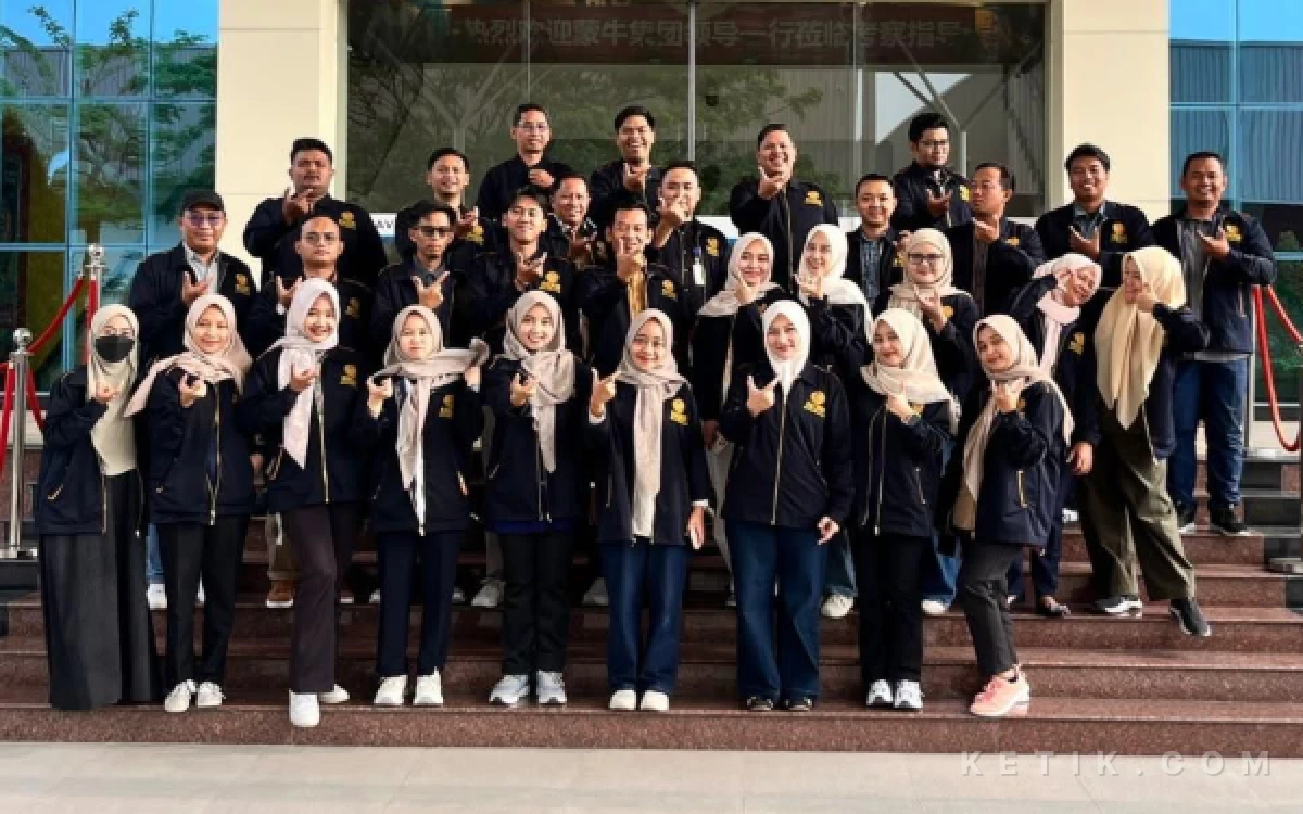 Foto Foto Caption: Mahasiswa Program Studi Magister Manajemen Universitas Muhammadiyah Ponorogo (UMPo) berfoto bersama di depan Pabrik Aice, Mojokerto, saat mengikuti kegiatan Visit Company, Kamis, 27 Agustus 2026.