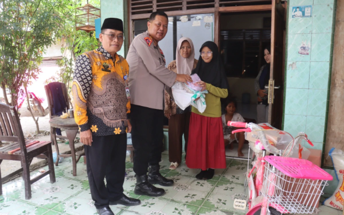 Thumbnail Kapolres Tegal Salurkan Bantuan Sosial bagi Kakak Beradik Pejuang Sekolah di Dukuhwaru
