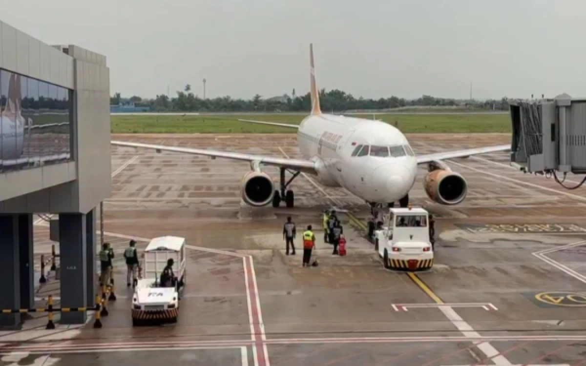 Thumbnail Berita - Bandara Soekarno-Hatta Masih Tutup, Penumpang Tidur di Terminal hingga Batalkan Penerbangan