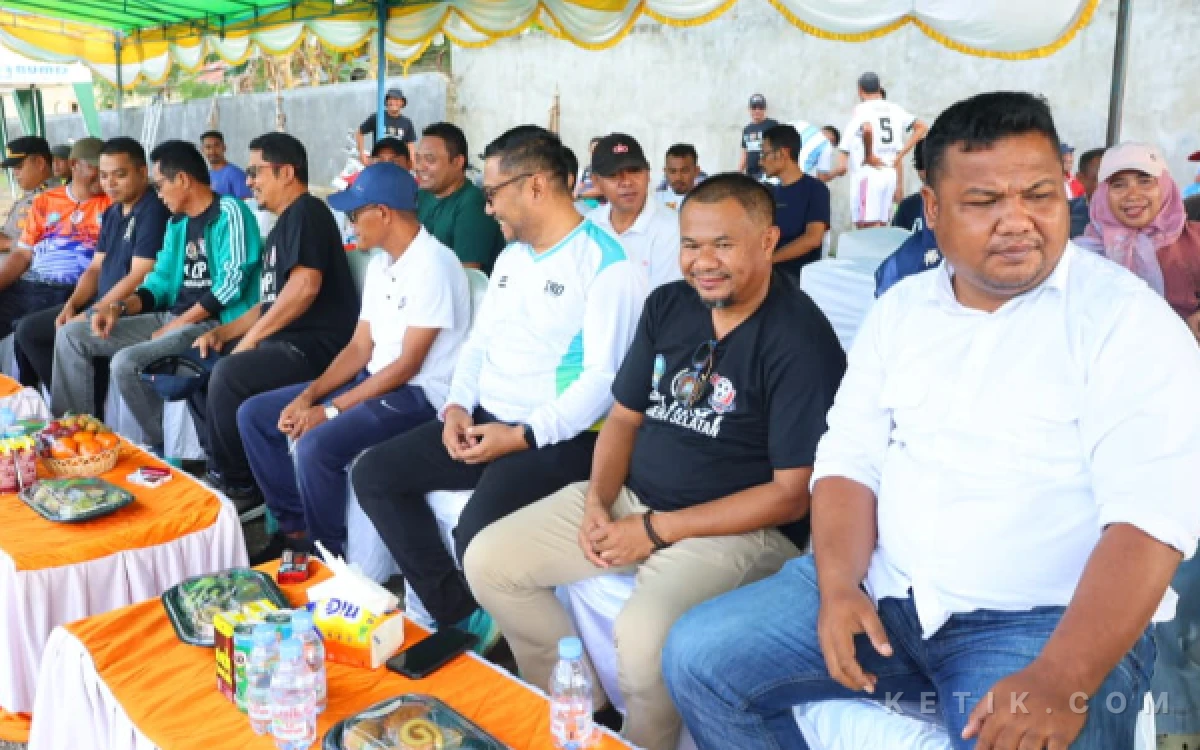 Foto Sekretaris PWI Maluku Utara Samsir Hamajen dan Pembina I PWI Halsel saat pembukaan (Foto: Mursal/Ketik.com)