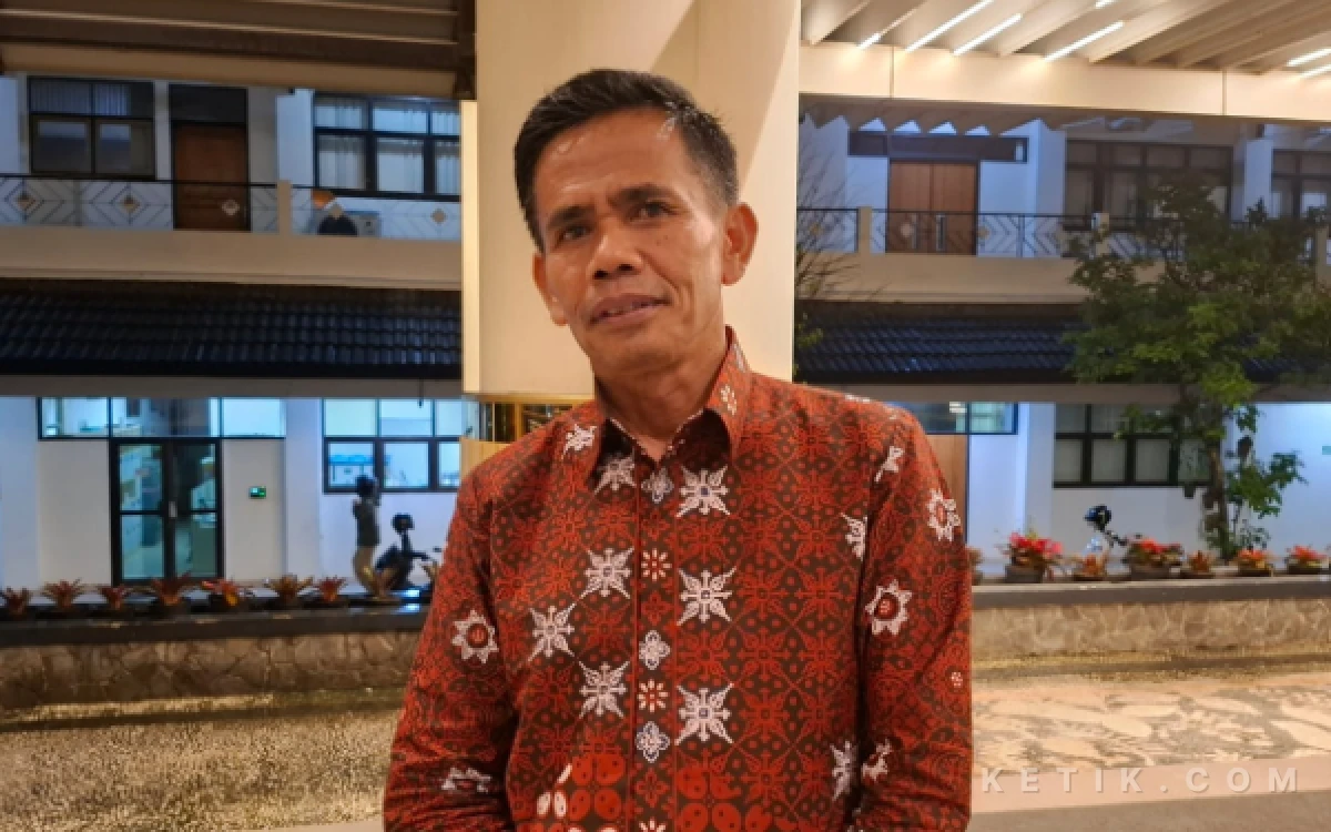 Foto Kepala DPUPKP Kabupaten Sleman, Sukarmin (Ayah Karmin), menerangkan peta jalan pembangunan infrastruktur daerah. (Foto: Fajar R/Ketik.com)