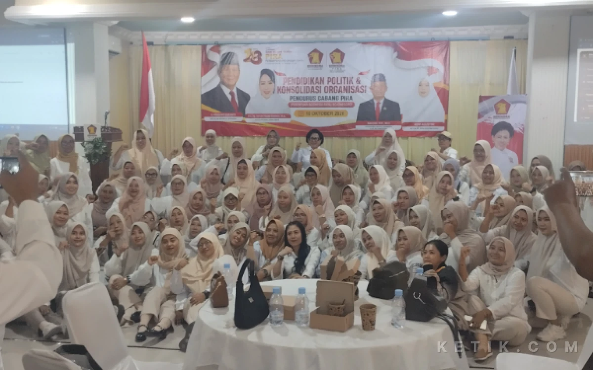 Foto Usai acara  foto bersama Ketua PIRA Jawa Timur Dra. Hj. Yayuk Padmi Rahayu, M.Si.,  DPC Partai Gerindra Bojonegoro Ketua PIRA Bojonegoro Heni Agustin, serta narasumber pendidikan politik Indawati, S.H., M.H. Selain jajaran pengurus, kegiatan ini diikuti puluhan pengurus dan kader ratusan kader dari berbagai wilayah. Foto Sukiman ketik com)