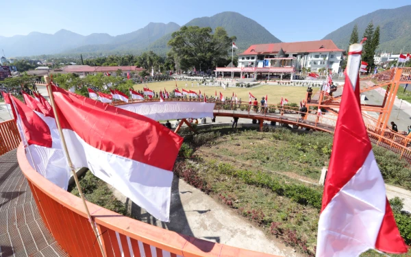 Thumbnail Berita - [FOTO] Merah Putih Berkirbar di Lokasi Bencana Gempa Flores