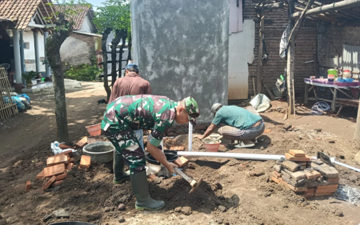 Thumbnail Pembangunan Tangki Septik Individual TMMD Ke-128 Kodim 0820 Probolinggo di Desa Brabe Capai 85 Persen