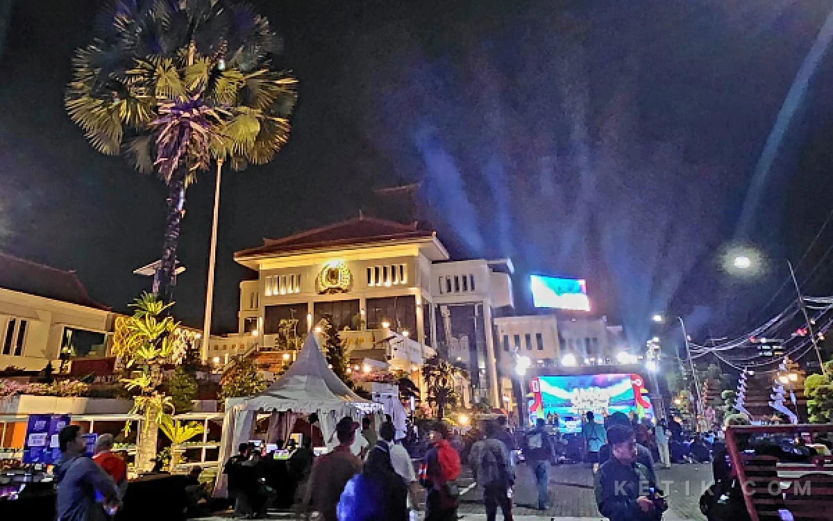 Thumbnail Berita - Nobar Piala Dunia 2026 di "Rumah Rakyat" DPRD Jatim! Meski Beda Dukungan, Ribuan Penonton Utamakan Kebersamaan
