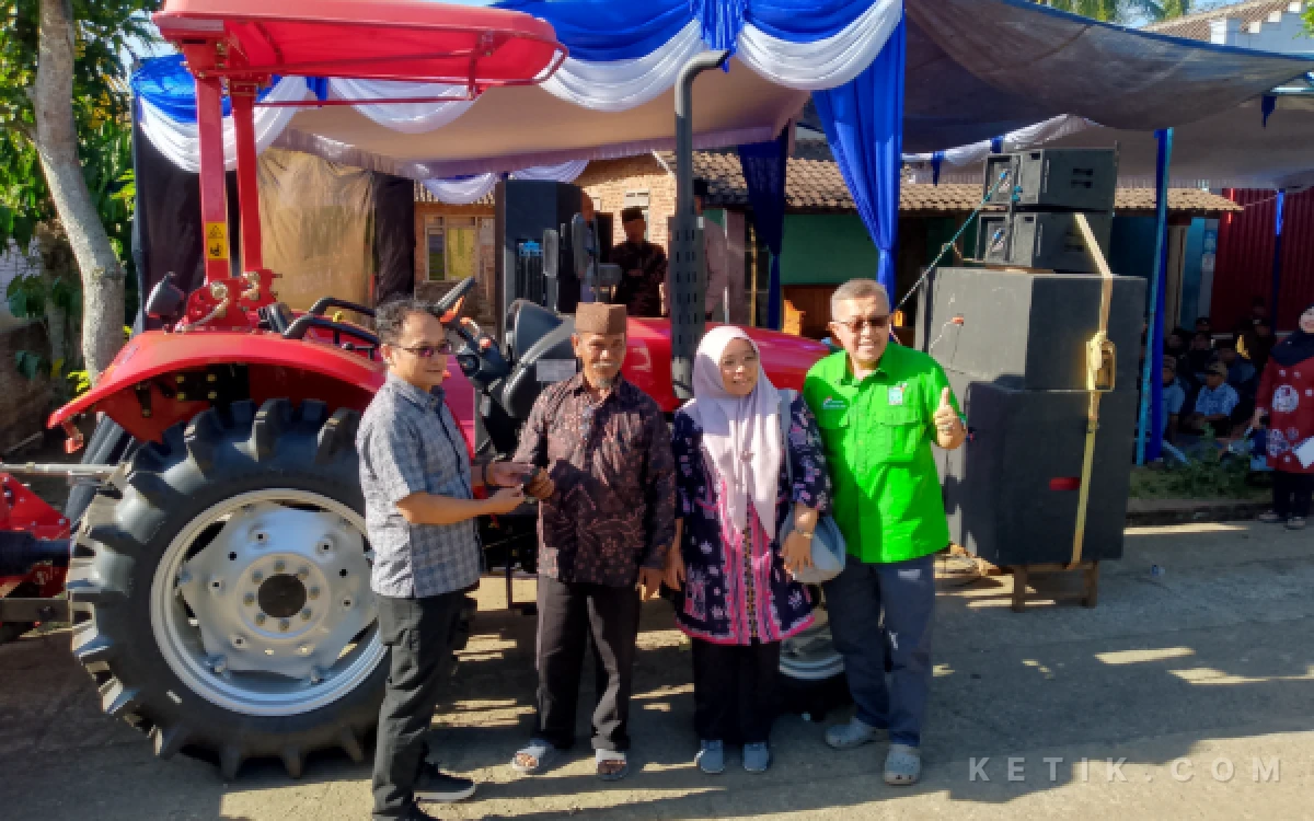 Thumbnail Berita - Atas Perintah Gus Muhaimin, Anggota DPR RI Cak Udin Gaspol Bantu Petani Kabupaten Malang dengan Traktor Roda 4