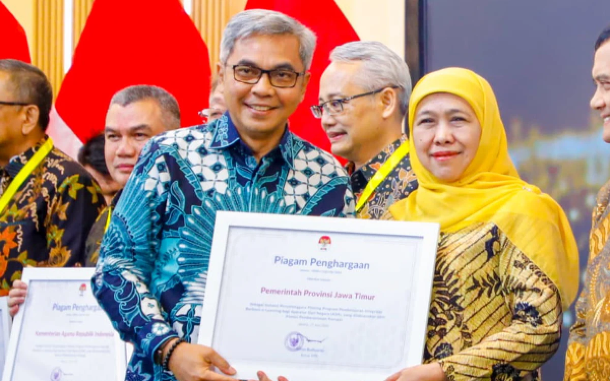 Thumbnail Berita - Jatim Terima Penghargaan KPK RI! Gubernur Khofifah: Ini Jadi Bukti Komitmen Wujudkan Implementasi  E-Learning ASN Berintegritas