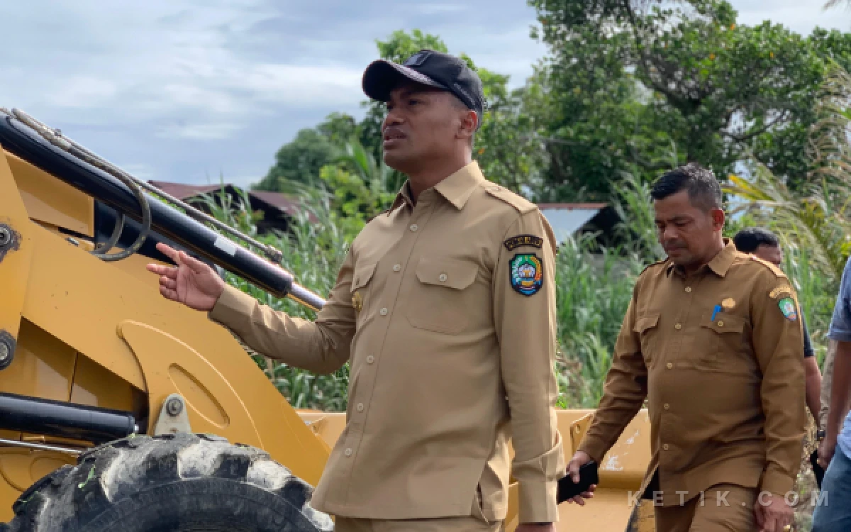 Thumbnail Berita - Sawah di Susoh Tergenang Luapan Drainase, Bupati Abdya Turunkan Alat Berat