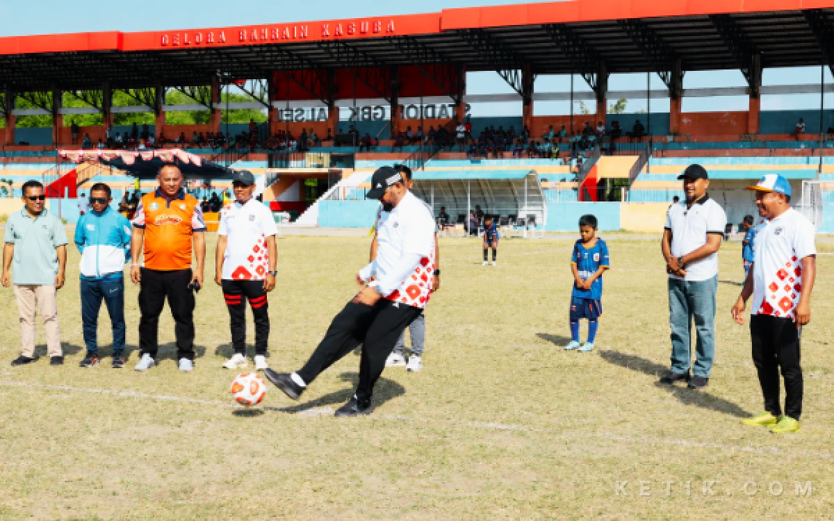 Thumbnail Berita - Bupati Bassam Buka Panggung Bola Muda Halmahera Selatan