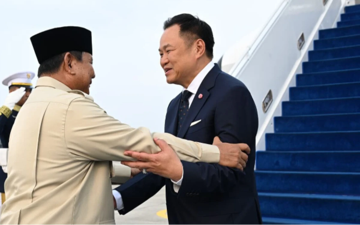 Thumbnail Berita - Momen Hangat di Halim, Prabowo Antar PM Tailan hingga Tangga Pesawat