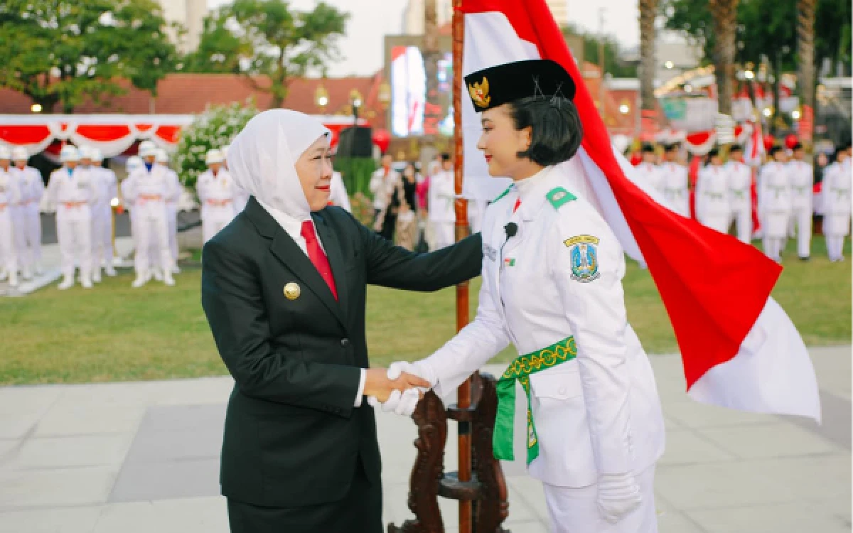 Thumbnail Berita - Paskibraka Jatim Dikukuhkan! Gubernur Khofifah: Ini Kesempatan Langka, Bukan Sekadar Kibarkan Merah Putih