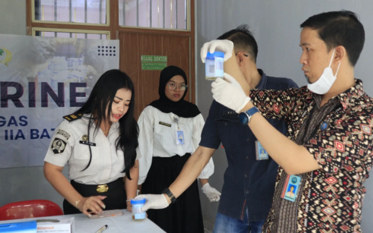 Thumbnail Berita - Lapas Kelas IIA Batam Gelar Tes Urine Massal, Seluruh Petugas dan Warga Binaan Negatif Narkoba