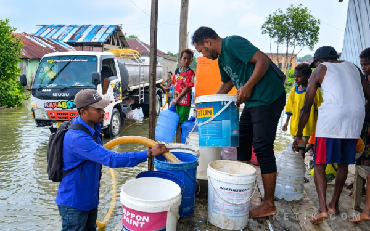 Foto Penyaluran bantuan air bersih oleh KOHATI dan FORHATI Papua Barat Daya kepada warga di Kompleks Kokoda, Jalan Kanal Victory, Kota Sorong, untuk membantu memenuhi kebutuhan air bersih di tengah kemarau panjang. (Foto: M Zaid Kilwo/Ketik.com)