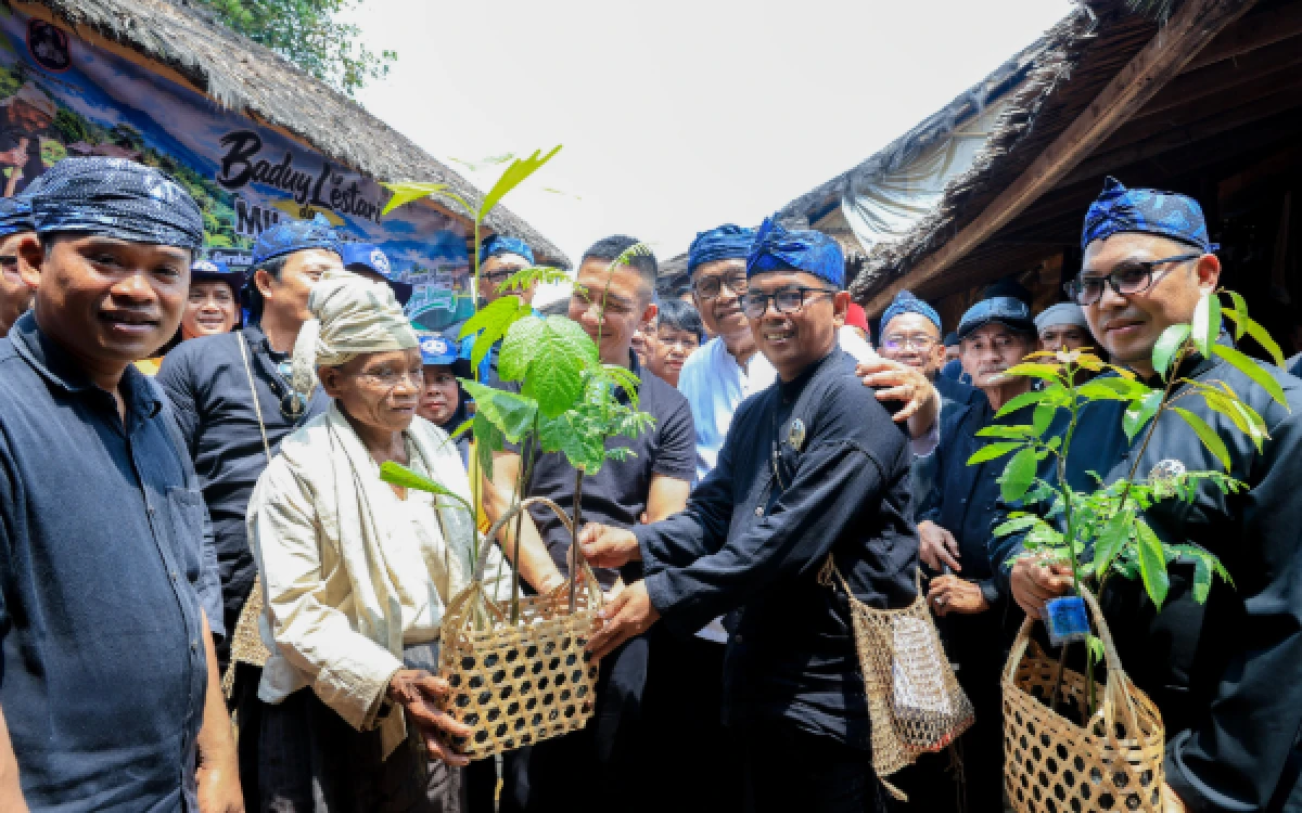 Thumbnail Berita - HUT ke-8 PUB, Gubernur Andra Soni Serahkan Puluhan Ribu Bibit untuk Hutan Adat Baduy