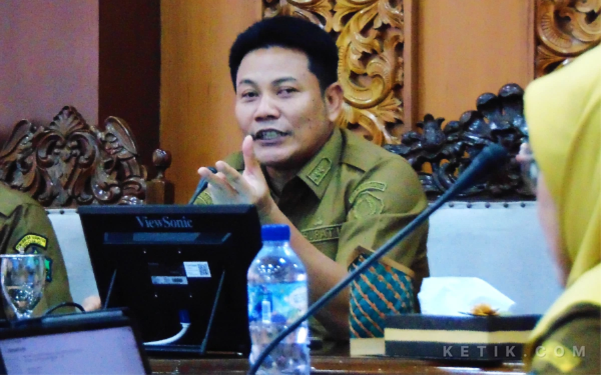Foto Bupati Subandi memimpin rapat paparan pemetaan TPS3R oleh DLHK. Suguhannya pun hanya air putih. (Foto: Fathur Roziq/Ketik.com)
