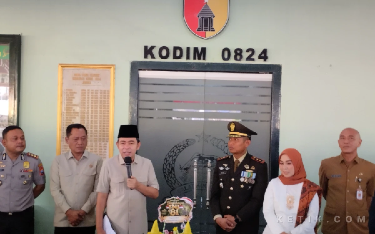 Thumbnail Berita - HUT ke-81 TNI, Gus Fawait Datang bersama Forkopimda Jember Beri Kejutan