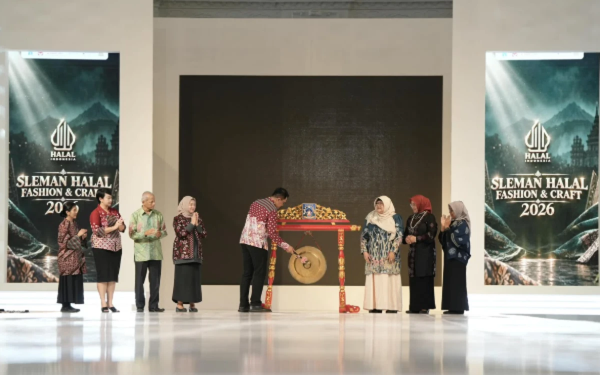 Foto Pemukulan gong oleh Wakil Bupati Sleman, Danang Maharsa, menandai pembukaan resmi Sleman Halal Fashion & Craft (SHFC) 2026. (Foto: Pemkab Sleman)