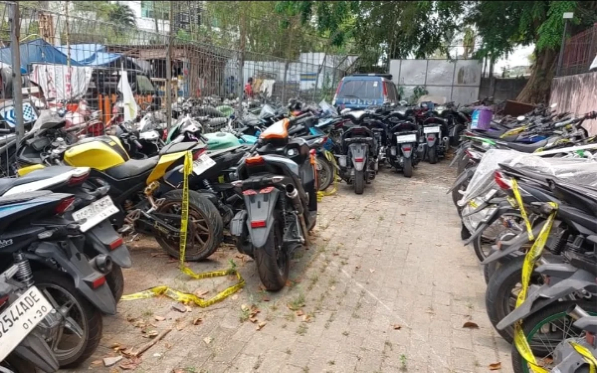 Foto Puluhan motor yang diamankan Satuan Lalu Lintas Polrestabes Palembang dalam hunting patroli rutin yang ditingkatkan, pada Selasa 22 September 2026. (Foto : Yola/Ketik.com)
