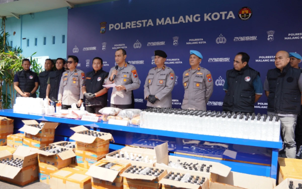 Thumbnail Distributor Miras Ilegal di Malang Ditangkap Polisi, 1.500 Botol Arak Bali Disita