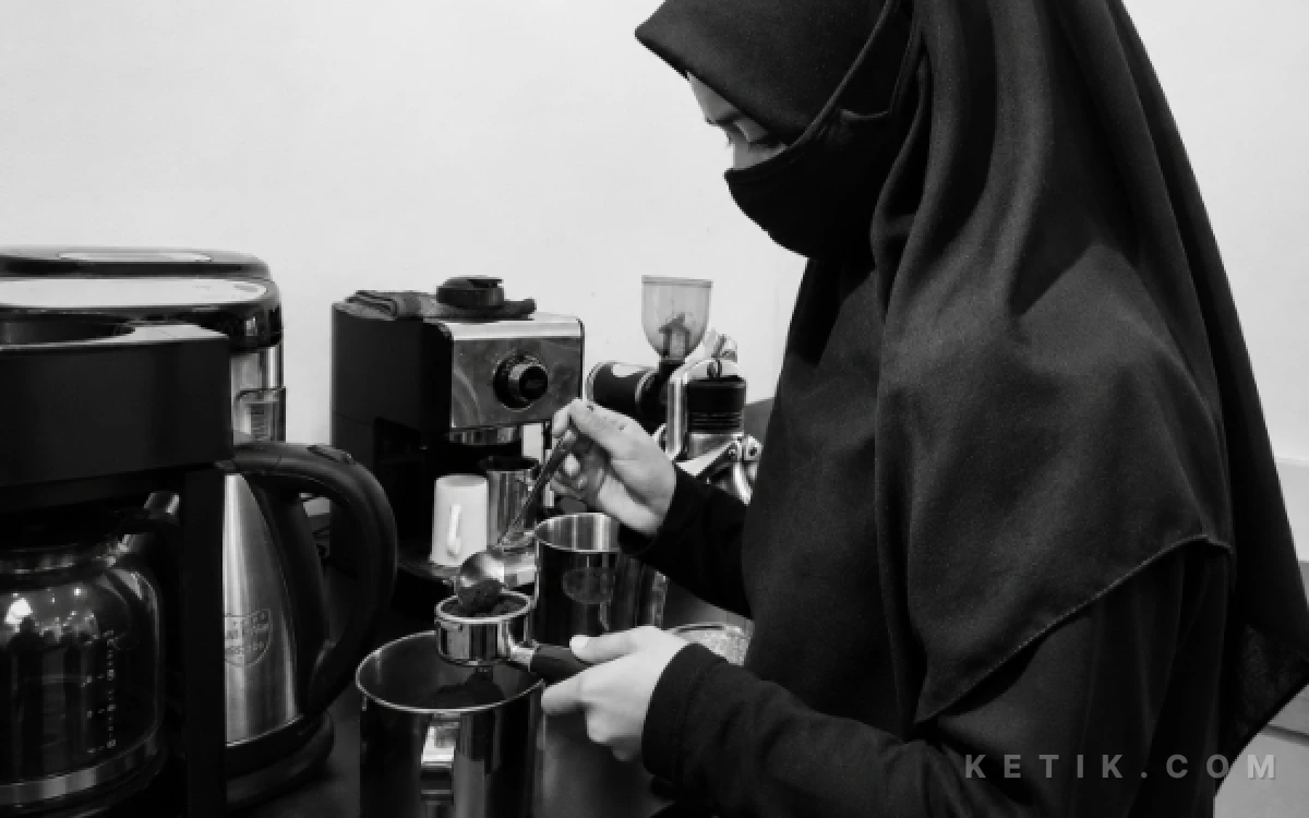 Thumbnail Berita - Tami: Meracik Bahasa, Menyeduh Kopi, dan Menemukan Senja di Bacan