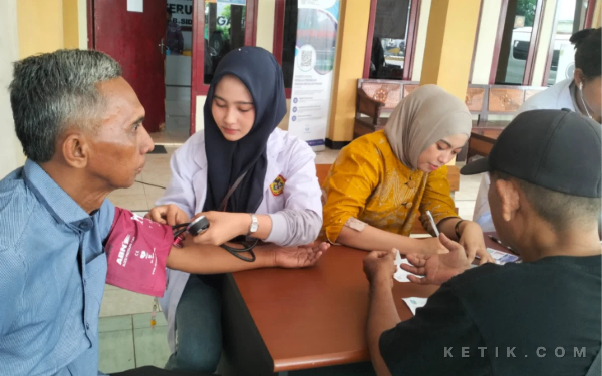 Thumbnail Berita - Hari Jadi Jatim, Skamedis Sidoarjo Periksa Kesehatan Gratis Ratusan Lansia
