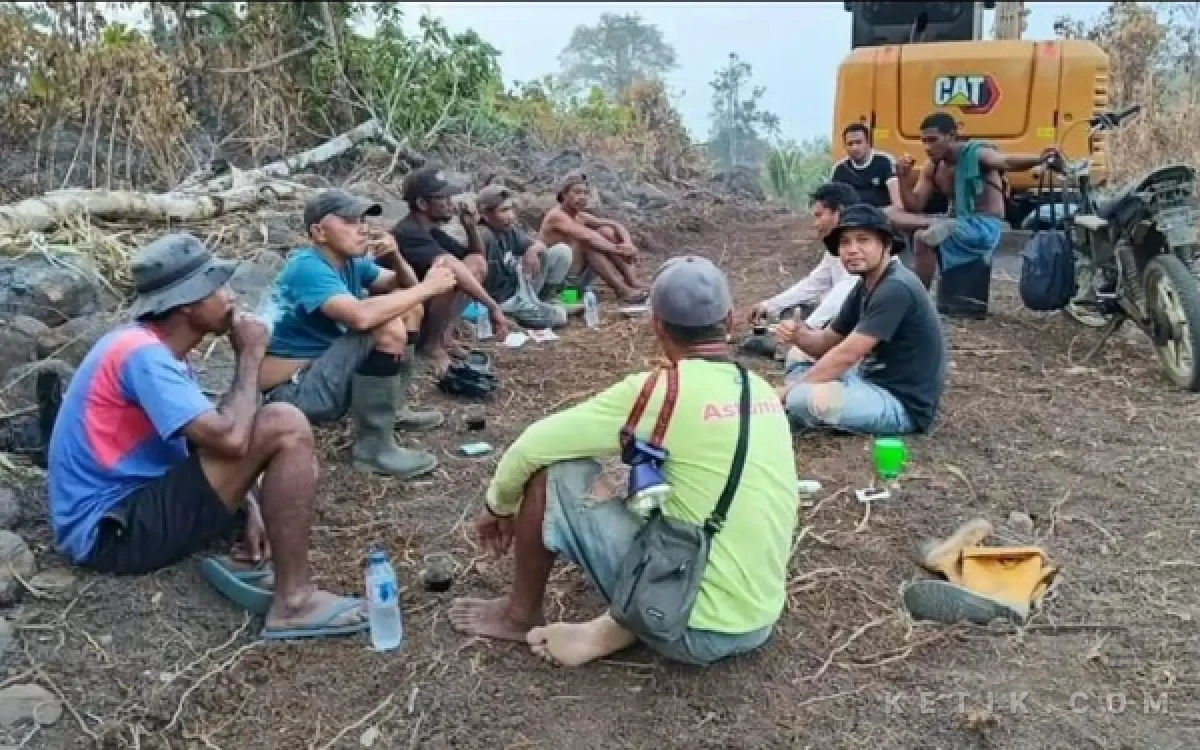 Thumbnail Berita - 57 Warga Peleri Halmahera Utara Rogoh Kocek Sendiri Buka Jalan Tani
