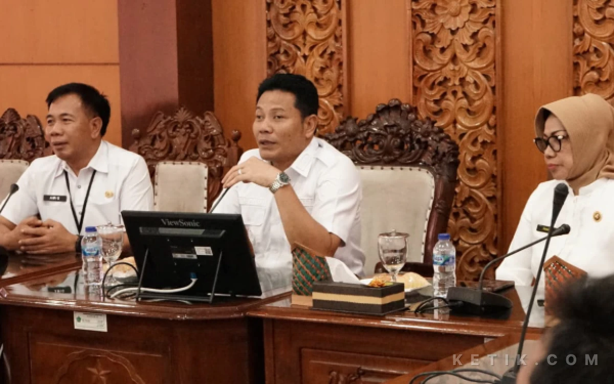 Foto Bupati Subandi memimpin rapat pemaparan master plan pembangunan jalan pada 2028 dan seterusnya didampingi oleh Sekda Fenny Apridawati dan Asisten 2 Bahrul Amig. (Foto: Fathur Roziq/Ketik.com)