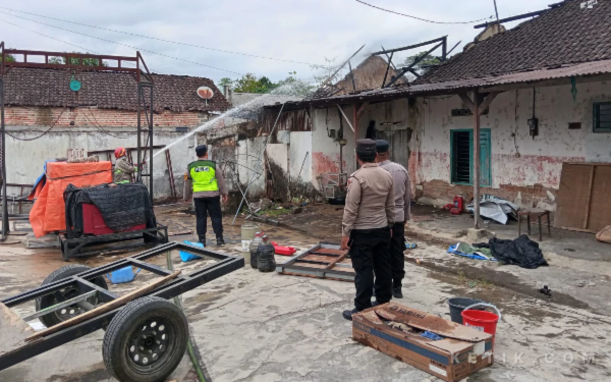 Thumbnail Berita - Polisi Selidiki Kebakaran Gudang Rumah di Talun Blitar, Korsleting Diduga Jadi Pemicu