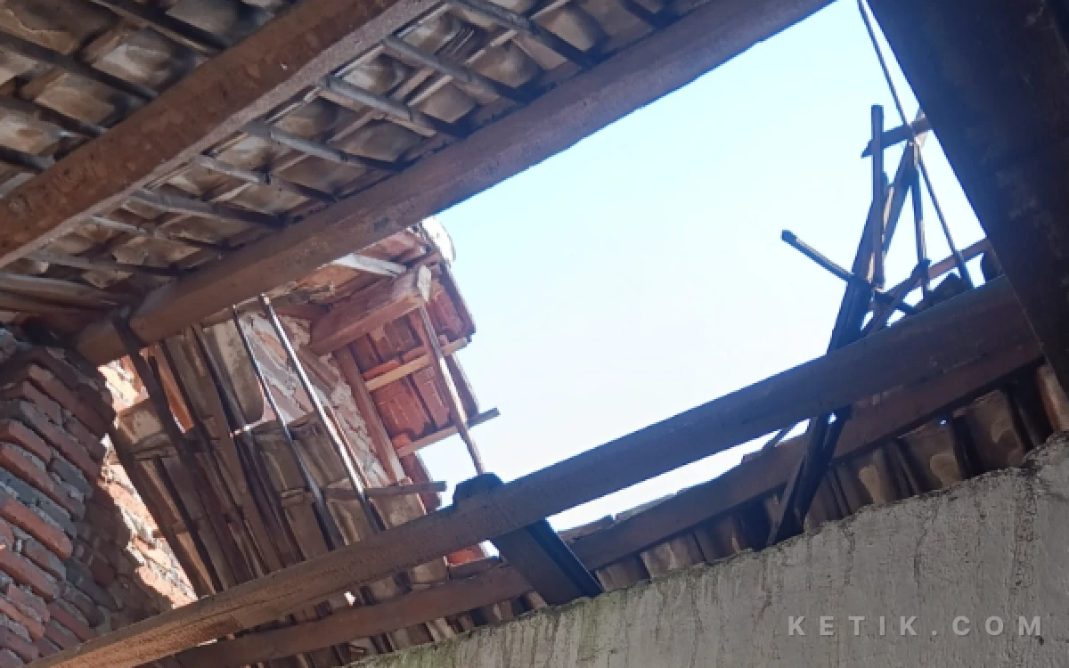 Foto Kondisi atap rumah bagian depan keluarga Istiqomah yang jebol. (Foto: Fathur Roziq/Ketik.com)