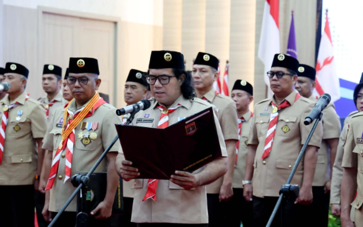 Thumbnail Berita - Tak Biasa! Sosok Rambut Gondrong yang Juga Profesor Ini Nakhodai Kwarda Pramuka Banten
