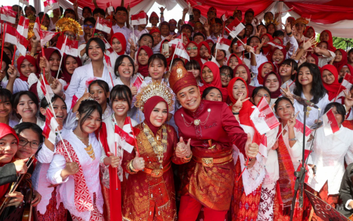 Foto Usai upacara Eri Cahyadi Walikota Surabaya berbaur sama petugas dan peserta upacara untuk foto bersama. (Foto : Infokom for ketik.com)
