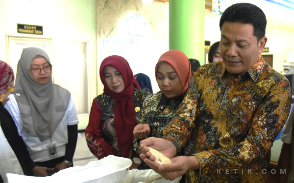 Thumbnail Berita - 181.422 Warga Sidoarjo Terima Beras dan Minyak, Bupati Subandi Pesan Jangan Dijual
