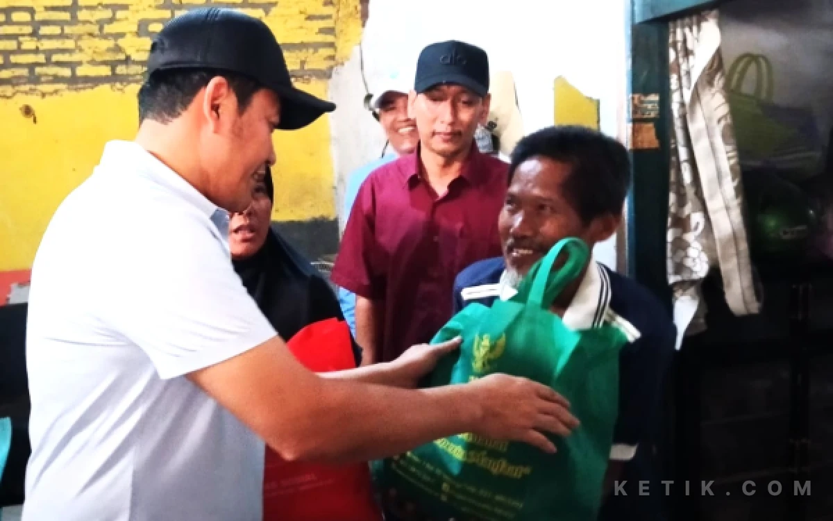 Foto Dayat, warga Dusun Payan, Desa Pabean, senang mendapat bantuan perbaikan rumah dari Baznas dan bantuan sembako dari Dinas Sosial Sidoarjo saat rumahnya didatangi Bupati Subandi pada Minggu (31 Mei 2026).