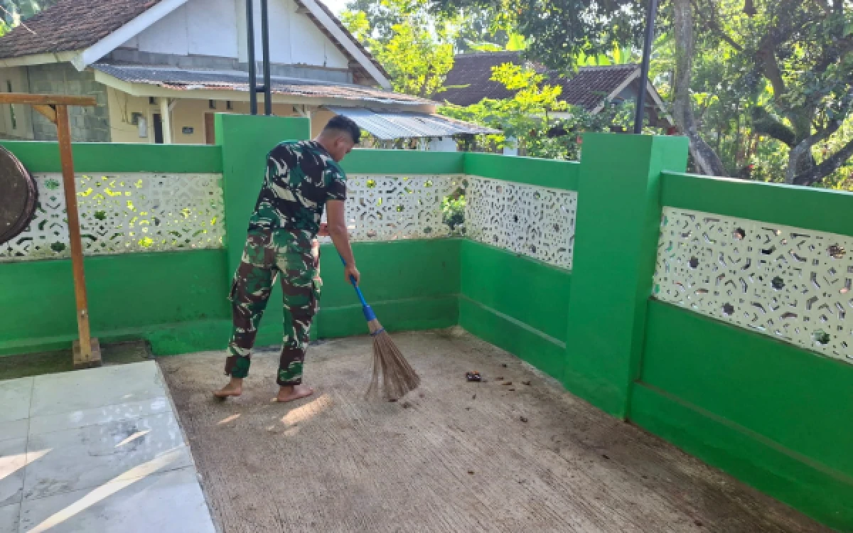 Thumbnail Berita - Satgas TMMD ke-128 Kodim 0820 Probolinggo Gelar Kerja Bakti di Masjid Nurul Jannah Maron