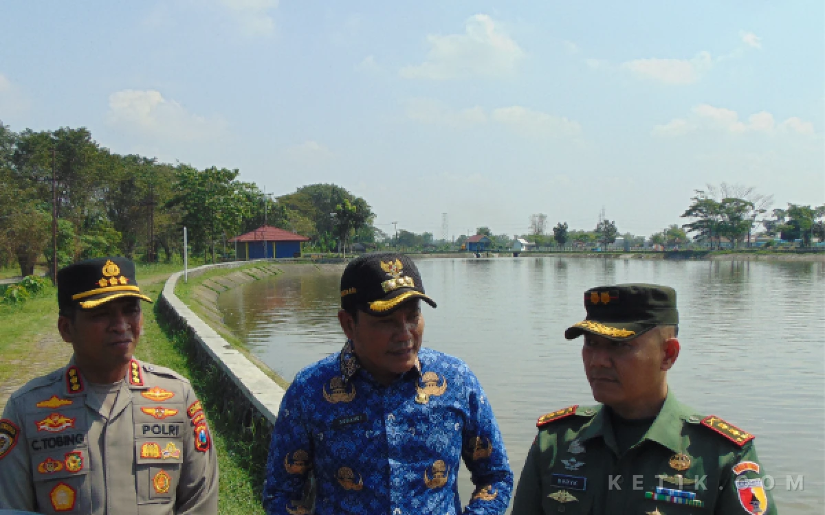 Foto Bupati Subandi bersama Kapolresta Sidoarjo Kombespol Christian Tobing serta Dandim (saat itu) Letkol Dedyk Wahyu Widodo mengunjungi kolam penampungan air lumpur di kawasan Porong. (Foto: Fathur Roziq/Ketik.com)