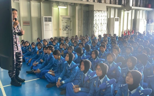 Thumbnail Berita - [FOTO] Hari Pertama Layar Kebangsaan, Siswa SMAN Taruna Nala Jatim Tekun Ikuti Pembekalan Materi di KRI dr Soeharso
