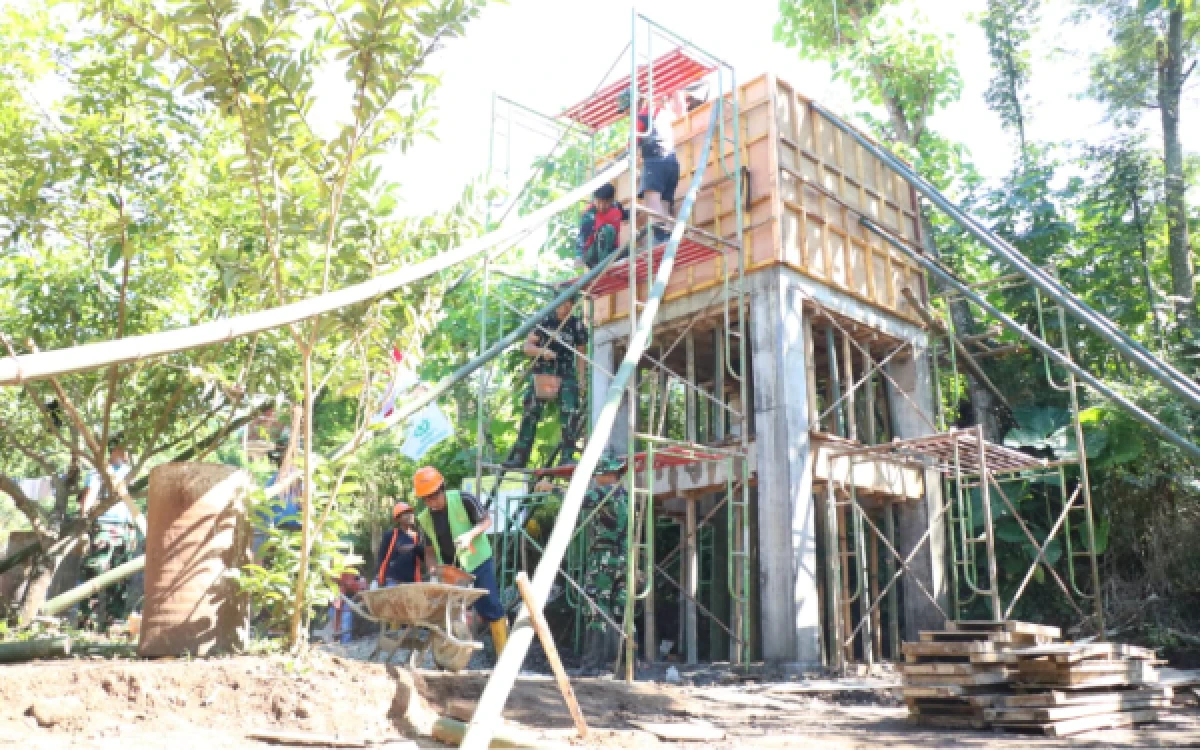 Thumbnail Berita - Pembangunan Tandon Air Program TMMD Ke-128 Kodim 0820 Probolinggo di Dusun Klagin Capai 85 Persen