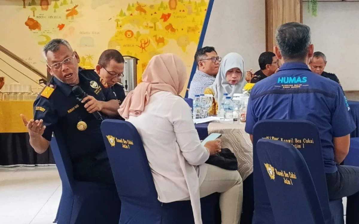 Thumbnail Berita - Bea Cukai Edukasi Pedagang tentang Kerugian dan Risiko Hukum Jual Rokok Ilegal