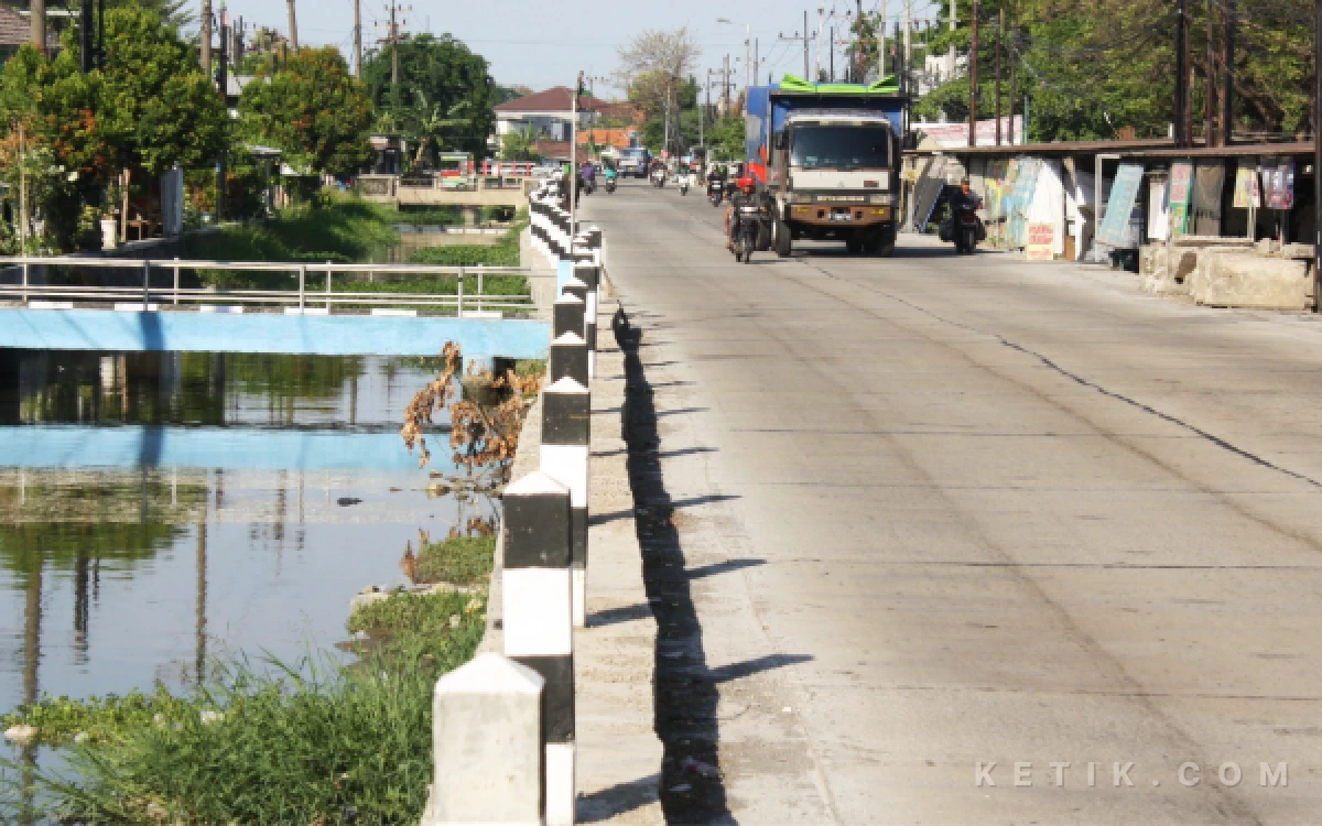 Foto Jalan Raya Betro hingga Gedangan yang mulus sejak 2025 melancarkan arus lalu lintas dari arah Sedati menuju Gedangan, Sukono, maupun Sidoarjo. (Foto: Fathur Roziq/Ketik.com)