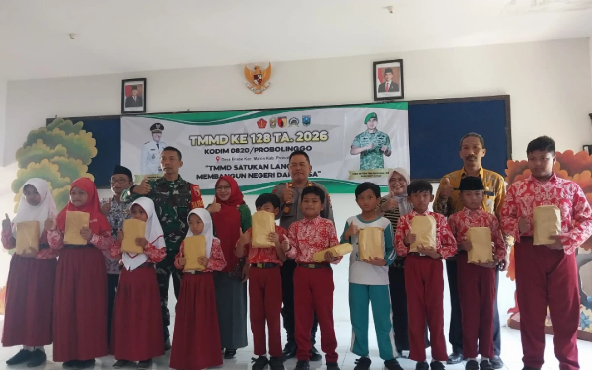 Thumbnail Bagi Alat Tulis, Satgas TMMD Ke-128 Kodim 0820 Probolinggo Dukung Semangat Belajar Siswa di Maron Wetan