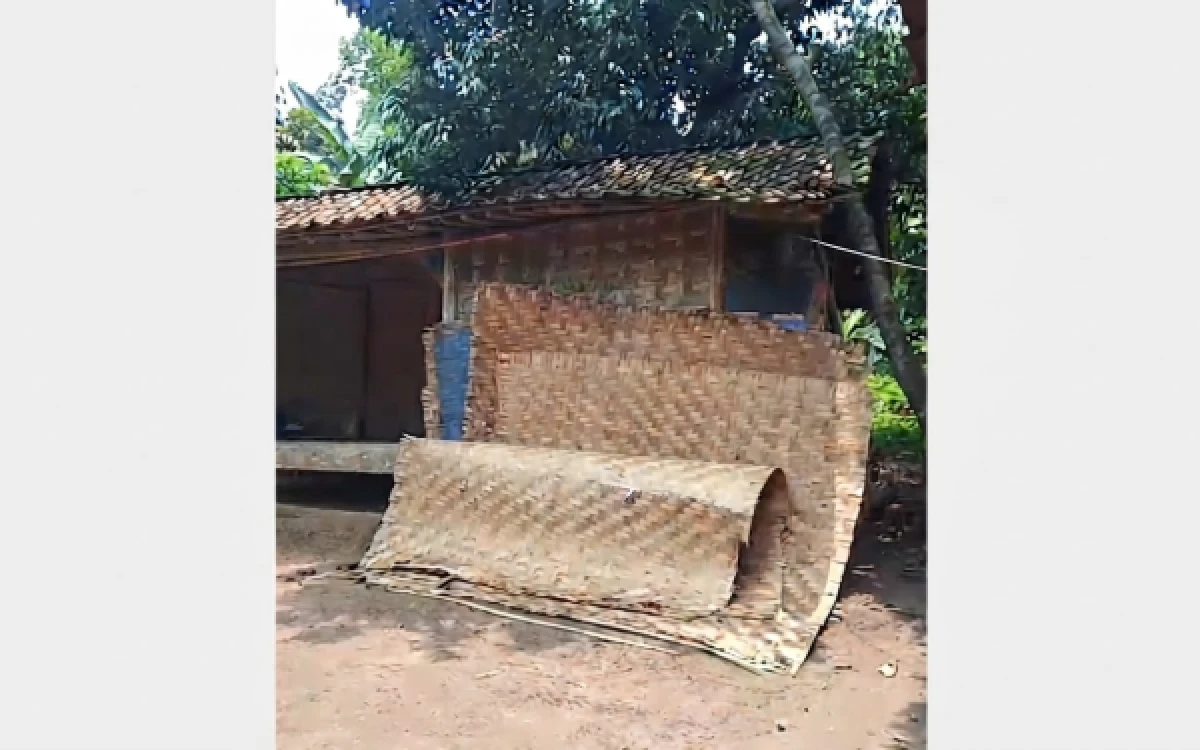 Thumbnail Berita - Gaji 250 Ribu, Guru Swasta di Lebak Bertahan Hidup di Rumah Bambu 3x5 Meter