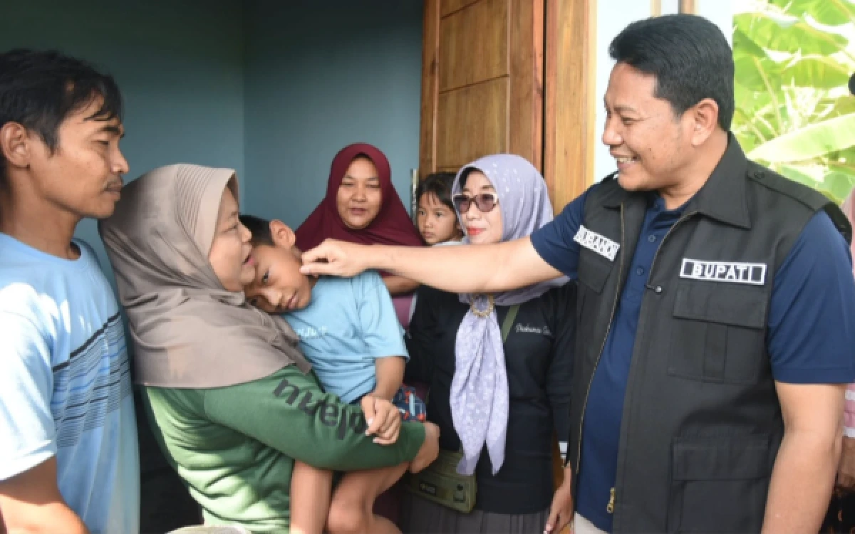 Thumbnail Berita - Bupati Subandi Beri Anak Difabel Kursi Roda, Begini Ekspresi Orang Tuanya