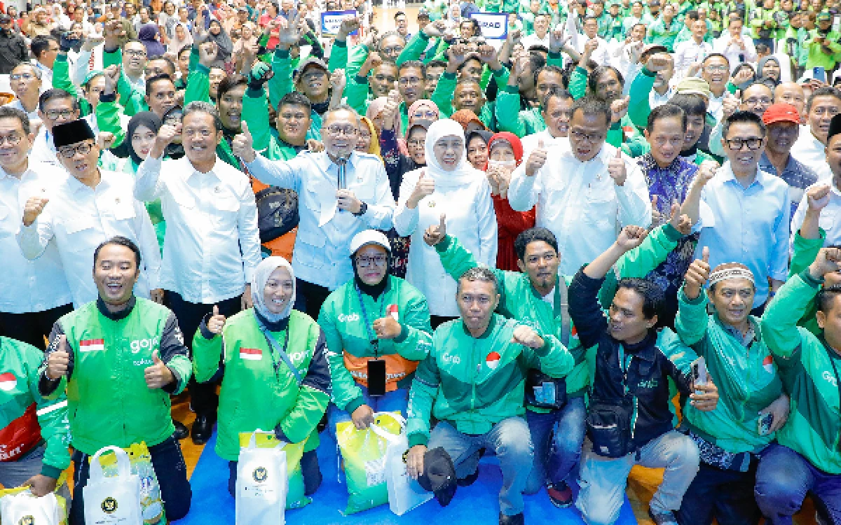 Thumbnail Berita - Gerakan “Hajatan” di Gresik, Gubernur Khofifah Bareng Menko Zulhas Bagikan Sembako Ringankan Ekonomi Masyarakat Rentan