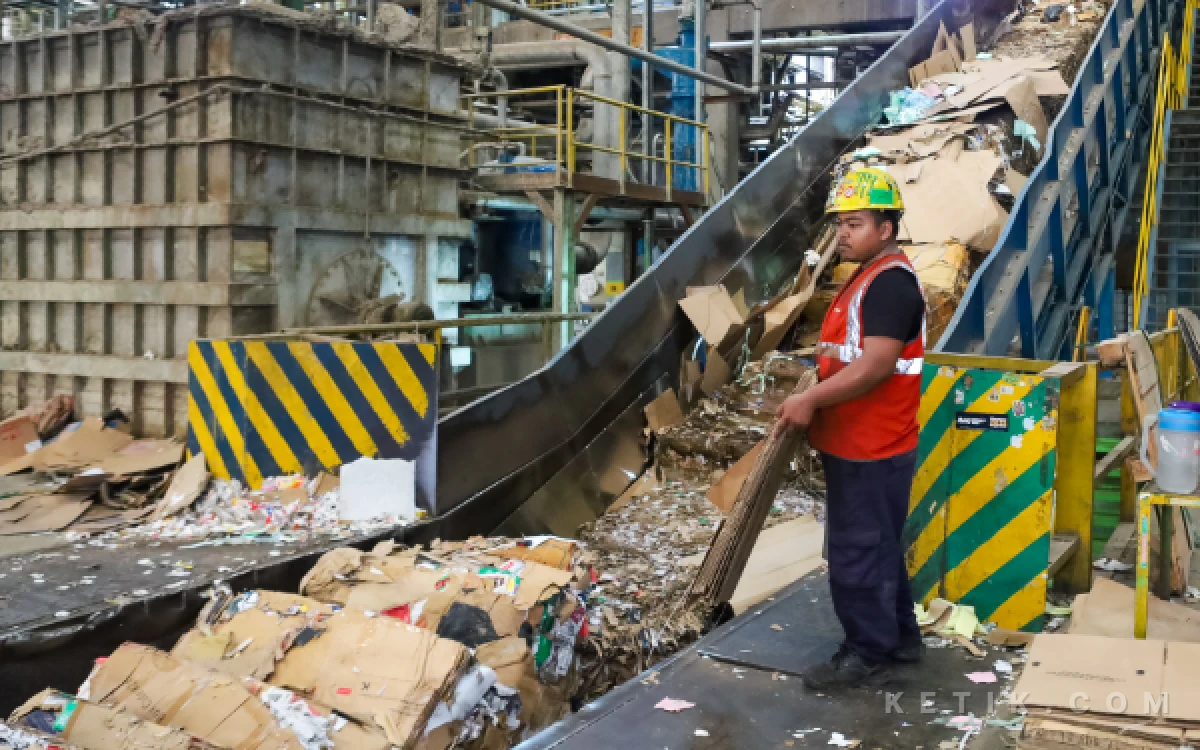 Foto Salah satu proses penggunaan kardus bekas dari masyarakat untuk bahan baku kertas di PT Tjimi Kimia yang berlokasi di Kecamatan Tarik, Kabupaten Sidoarjo. (Foto: Dokumen)
