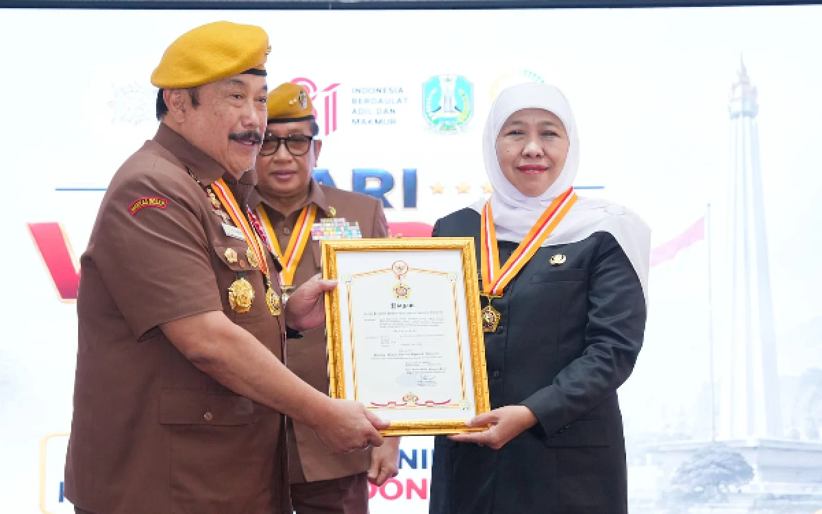 Thumbnail Berita - Terima Anugerah Bintang LVRI, Gubernur Khofifah: Ingatkan Perjuangan Bukan Lagi Angkat Senjata, Tapi Jaga Persatuan dan Kesatuan Bangsa