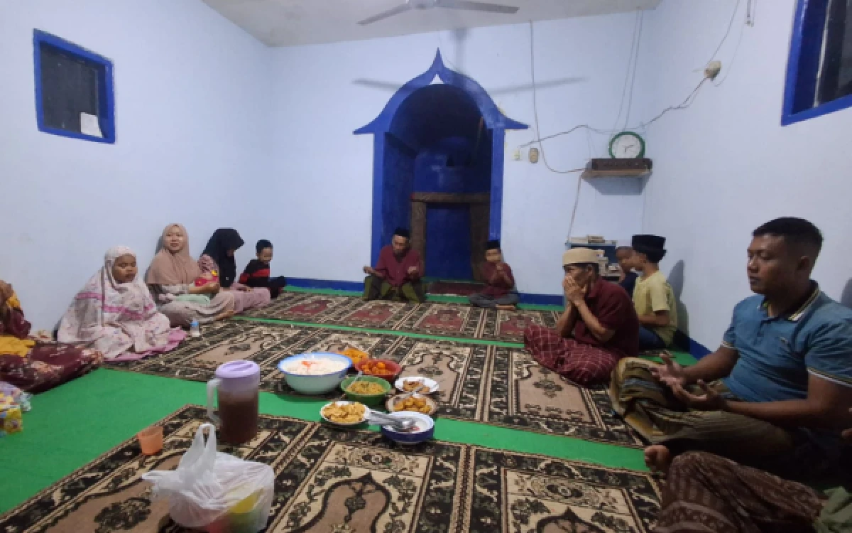 Thumbnail Satgas TMMD Ke-128 Kodim 0820/Probolinggo Ikuti Yasinan Rutin Bersama Warga di Musala Al Ikhwan Maron