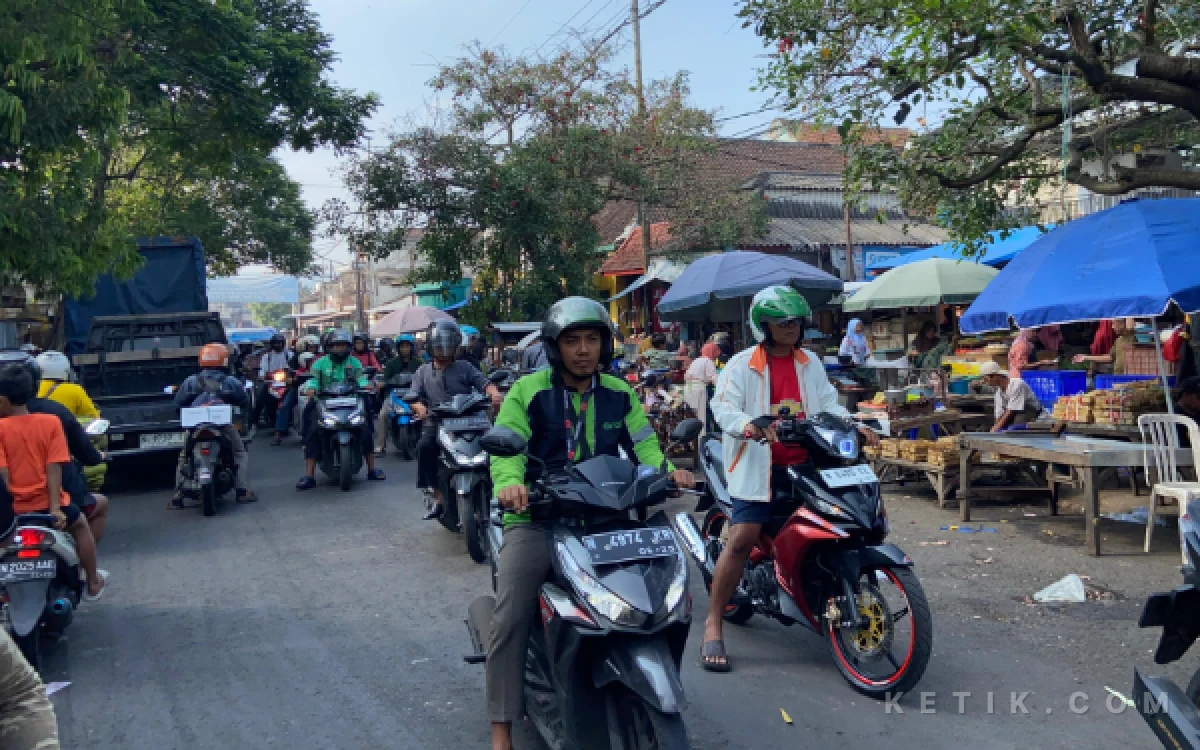 Thumbnail Berita - Tak Kapok Ditertibkan! Pedagang Pasar Kebalen Kota Malang Tetap Jualan di Pinggir Jalan
